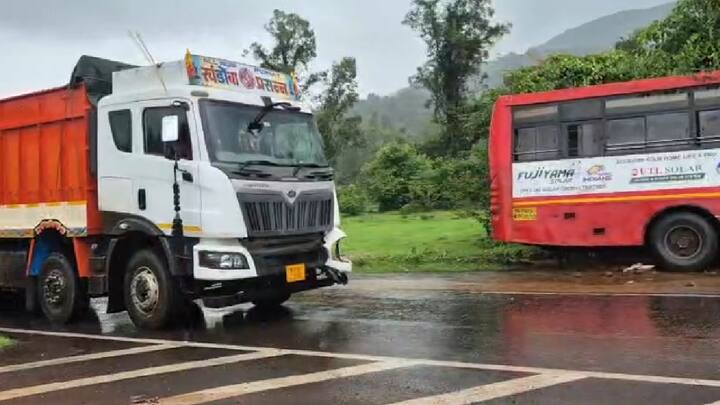 पश्चिम महाराष्ट्राला आणि कोकणला जोडणाऱ्या कराड-चिपळूण महामार्गावर बसचा अपघात झाला आहे. महामार्गाच्या रस्त्याला मोठ्या प्रमाणावर खड्डे पडले असल्याने महामार्गावरील खड्डे चुकवत असताना हा अपघात झाला आहे.