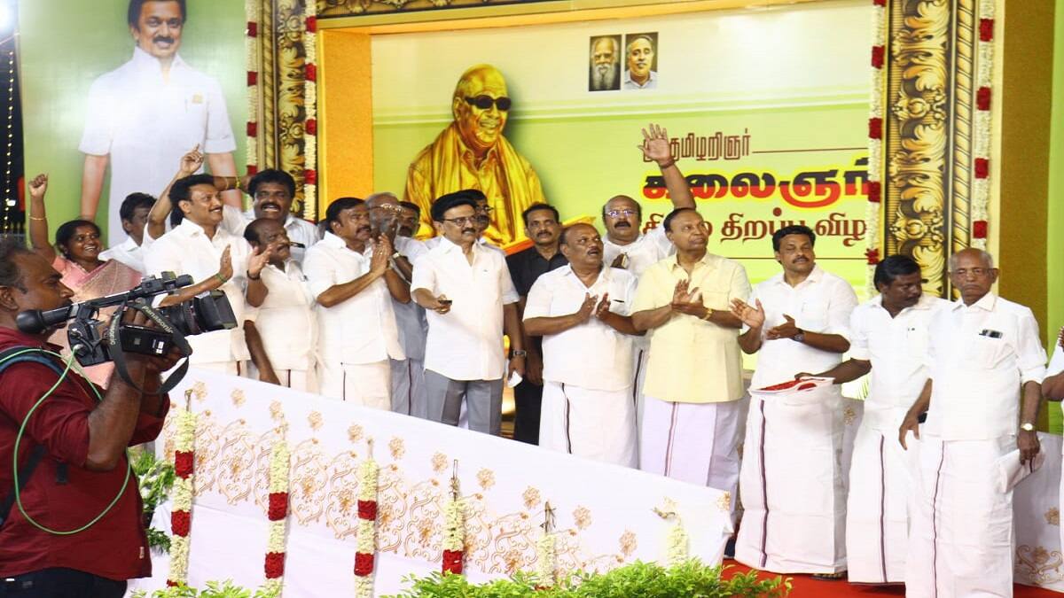 9 அடி உயர கருணாநிதி சிலையை திறந்து வைத்த முதல்வர் மு.க.ஸ்டாலின்