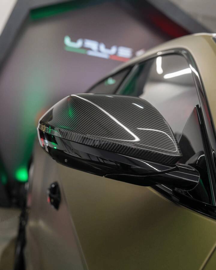 The Urus SE is powered by a 4.0L twin-turbo V8 engine paired with a plug-in hybrid system, producing a combined 800 hp and 950 Nm torque.