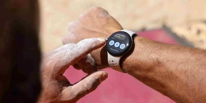 સ્માર્ટવોચ સ્ક્રીન પર ચેતવણી કેવી રીતે દેખાશે તેની હજુ સુધી પુષ્ટિ કરવામાં આવી નથી, પરંતુ તે એન્ડ્રોઇડ ફોન પર દેખાય છે તેના જેવી જ હોવાની અપેક્ષા છે, જેમ કે અંદાજિત તીવ્રતા અને ભૂકંપના કેન્દ્રથી તમારું અંતર. હળવા ધ્રુજારીના કારણે એક સામાન્ય સૂચના આવશે જે ફોન અથવા ઘડિયાળની વર્તમાન સેટિંગ્સને અસર કરશે નહીં પરંતુ જોરદાર ભૂકંપના કિસ્સામાં, જોરદાર ચેતવણી અને દ્રશ્ય ચેતવણી આપવામાં આવી શકે છે, ભલે ઉપકરણ 'ડૂ નોટ ડિસ્ટર્બ' મોડમાં હોય.