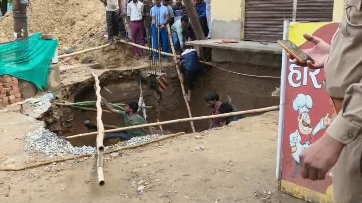 आगरा में पहली बारिश में धंसी सड़क,सड़क में समाए तीन दोस्त, 1 घंटे की मशक्कत, जानें कैसे बची जान