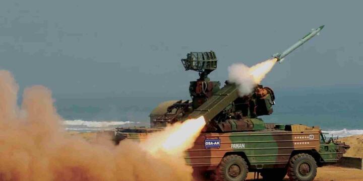 अमेरिका के पास THAAD और GMD जैसे अत्याधुनिक सिस्टम हैं. इज़राइल का आयरन डोम कम दूरी की मिसाइलों को रोकने में माहिर है. रूस के पास S-400 और अब S-500 सिस्टम हैं, जो हाई-स्पीड मिसाइलों को इंटरसेप्ट कर सकते हैं. भारत भी अपने दो-स्तरीय BMD के अलावा रूस से S-400 खरीद चुका है.