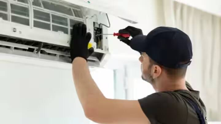 AC Using Tips: જો તમારા ઘરમાં લગાવેલા AC ના આગળના ભાગમાંથી પાણી ટપકતું હોય, તો ચિંતા કરવાની કોઈ જરૂર નથી. આગળના ભાગમાંથી પાણી ટપકવાના આ કારણો છે. તમે તેને આ રીતે ઠીક કરી શકો છો.