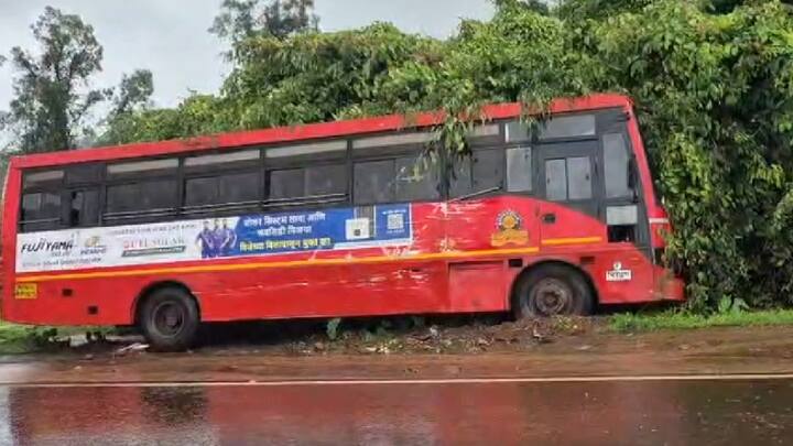 एसटी बस आणि ट्रकमध्ये जोरदार धडक होऊन एसटी नाल्यात गेली असून या अपघातात 8 प्रवासी जखमी झाले आहेत. सुदैवाने जीवितहानी झाली नाही. मोठ्या प्रमाणावर एसटी बसचे नुकसान झाले आहे.