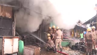 'No Water In Fire Engines': Massive Blaze Guts Kolkata's Khidderpore Market, Locals Allege Negligence. VIDEO