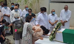 Ahmedabad Plane Crash: વિજયભાઈનો પાર્થિવ દેહ જોઈ અંજલીબેન ભાંગી પડ્યા, VIDEO