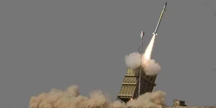 ડેવિડ્સ સ્લિંગ 40 થી 300 કિલોમીટરના અંતરેથી આવતા મિસાઇલો અને હવાઈ હુમલાઓનો સામનો કરવા માટે રચાયેલ છે. આ સિસ્ટમ બેલિસ્ટિક મિસાઇલો, ક્રુઝ મિસાઇલો, ડ્રોન અને દુશ્મન વિમાનોને તોડી પાડી શકે છે.