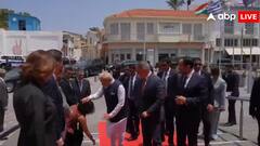 जब साइप्रस की महिला सांसद ने छुए PM मोदी के पैर, प्रधानमंत्री ने दिया आशीर्वाद, VIDEO वायरल
