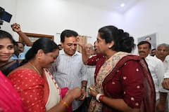KTR: ఫార్ములా ఈ -కార్‌ రేసింగ్‌ కేసులో ఏసీబీ విచారణకు హాజరైన కేటీఆర్- బొట్టుపెట్టి దీవించి పంపిన బీఆర్‌ఎస్ నేతలు