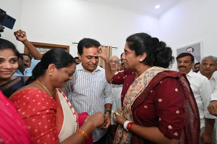 ఫార్ములా ఈ -కార్‌ రేసింగ్‌ కేసులో ఏసీబీ విచారణకు బీఆర్‌ఎస్‌ వర్కింగ్ ప్రెసిడెంట్‌, మాజీ మంత్రి కేటీఆర్ హాజరయ్యారు.