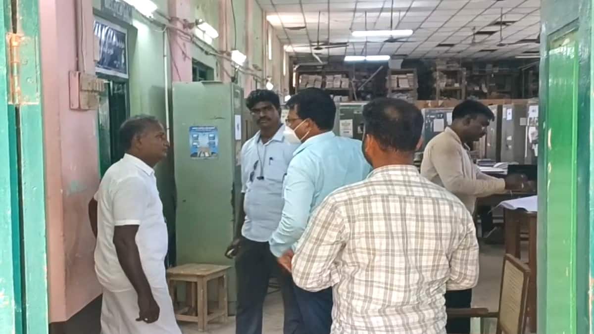 சீர்காழி வட்டாட்சியர் அலுவலகத்தில்  சிக்கிய துணை வட்டாட்சியர் - கைது செய்த லஞ்ச ஒழிப்புத் துறை போலீசார் 