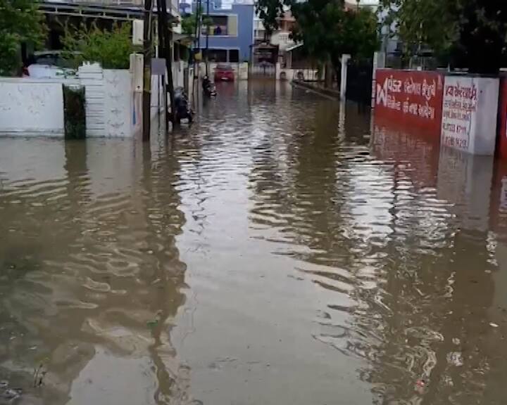 આગામી ત્રણ કલાકમાં ભાવનગર, અમરેલી, રાજકોટ, જુનાગઢ, પોરબંદર, દેવભૂમિ દ્વારકા, ગીર સોમનાથ દીવ, સુરત, ભરૂચ, નવસારી, વલસાડ, દાદરા નગર હવેલીમાં ગાજ વીજ અને ભારે પવન સાથે ભારે વરસાદની આગાહી કરાઇ હતી.  જામનગર, દાહોદ, છોટાઉદેપુર, મહીસાગર, પંચમહાલ, નર્મદા, તાપી, ડાંગ, વડોદરા, આણંદ, બોટાદમાં ગાજવીજ અને ભારે પવન સાથે મધ્યમ વરસાદની આગાહી કરવામા આવી છે. સુરેન્દ્રનગર, મોરબી, અમદાવાદ, ખેડા, કચ્છ, બનાસકાંઠા, પાટણ, મહેસાણા, સાબરકાંઠા, ગાંધીનગર, અરવલ્લીમાં હળવા વરસાદની આગાહી કરવામાં આવી છે.