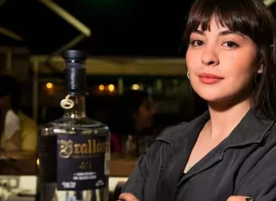 Women Alcohol Consumption:  દારૂ પીવો હવે ફક્ત પુરુષો પૂરતો મર્યાદિત નથી રહ્યો, પરંતુ તે મહિલાઓની જીવનશૈલીનો પણ એક ભાગ બની ગયો છે. ભારતના કેટલાક રાજ્યોમાં મહિલાઓ વધુ દારૂ પીવે છે. ભારતમાં લોકોને દારૂ પીવા માટે બહાનાની જરૂર હોય છે. અહીં દારૂ ફક્ત પાર્ટીઓ અને ઉજવણી દરમિયાન જ પીવામાં આવતો નથી, પરંતુ લોકો દુ:ખ ભૂલવા માટે પણ તેનું સેવન કરે છે. જોકે એક સમયે દારૂ ફક્ત પુરુષો જ પીતા હતા પરંતુ હવે આ ટ્રેન્ડ બદલાઈ ગયો છે અને મહિલાઓ પણ તેમાં જોડાઈ રહી છે. ચાલો જાણીએ ભારતના તે રાજ્યો વિશે જ્યાં મહિલાઓ સૌથી વધુ દારૂ પીવે છે.