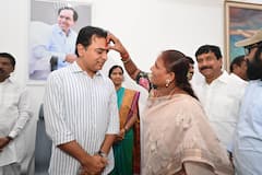 KTR: ఫార్ములా ఈ -కార్‌ రేసింగ్‌ కేసులో ఏసీబీ విచారణకు హాజరైన కేటీఆర్- బొట్టుపెట్టి దీవించి పంపిన బీఆర్‌ఎస్ నేతలు