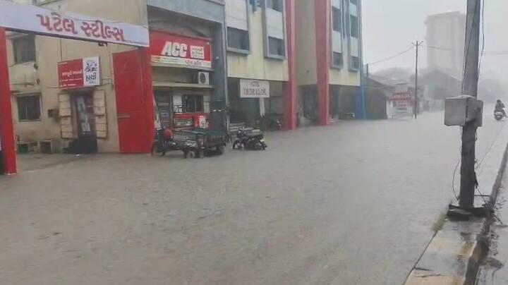 જૂનાગઢ શહેરના અનેક વિસ્તારમાં હળવોથી મધ્યમ વરસાદ વરસ્યો છે.  જોશીપુરા, બસ સ્ટેન્ડ, મોતી બાગ, ટીમ્બાવાડી સહિતના વિસ્તારોમાં હળવોથી મધ્યમ વરસાદ વરસ્યો છે.