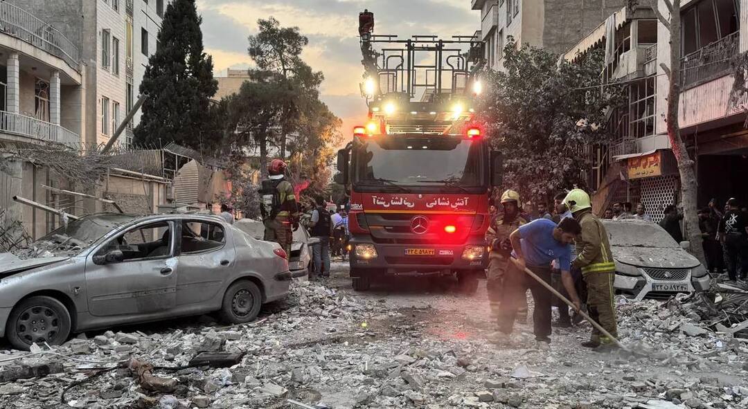 Iran Vs Israel War: इस्रायली हल्ल्यानं राजधानी तेहरान दुहेरी संकटात; शहरात पूर, सर्वत्र दुर्गंधीचं साम्राज्य, बॉम्बपेक्षा धोकादायक रोगराईची भीती Iran Vs Israel War after israeli attacks tehran cause sewage risis along with flooding israeli strikes devastate iran 244 killed 1200 injured in just 3 days Iran Vs Israel War: इस्रायली हल्ल्यानं राजधानी तेहरान दुहेरी संकटात; शहरात पूर, सर्वत्र दुर्गंधीचं साम्राज्य, बॉम्बपेक्षा धोकादायक रोगराईची भीती