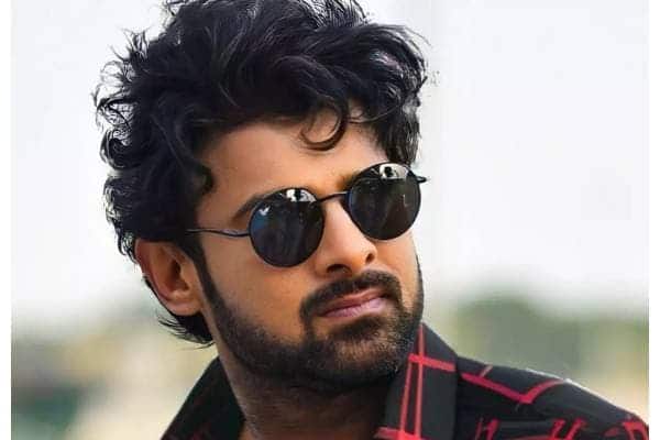 स्कूल के बाद, प्रभास ने अपनी इंटरमीडिएट की पढ़ाई हैदराबाद के नालंदा कॉलेज से की, जहां उन्होंने अपने एकेडमिक्स में अच्छा परफॉर्मेंस किया.