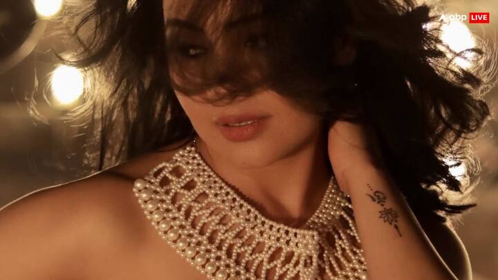 टीवी इंडस्ट्री में कई ऐसी हसीनाएं हैं, जन्हें देख हमें लगता है कि इनकी लाइफ कितनी आसान होगी. लेकिन, ऐसा नहीं होता उस मुकाम तक पहुंचने के लिए उन्होंने कड़ी मेहनत और स्ट्रगल किया होता है.