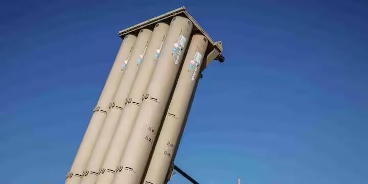 આયર્ન ડોમને ટૂંકા અંતરના મિસાઇલો અને રોકેટ સામે રક્ષણ માટે ડિઝાઇન કરવામાં આવ્યો છે. આ સિસ્ટમ હવામાં જ 4 થી 70 કિલોમીટરના અંતરેથી આવતા રોકેટ, મોર્ટાર અને ડ્રોનને નષ્ટ કરે છે. તે તામીર ઇન્ટરસેપ્ટર મિસાઇલો અને અત્યાધુનિક રડાર સિસ્ટમથી સજ્જ છે.