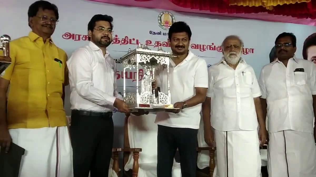 தேனியில் உதயநிதி ஸ்டாலின் பங்கேற்ற நிகழ்ச்சியில் பரபரப்பு: பெண் தர்ணா போராட்டம் - காரணம் என்ன?