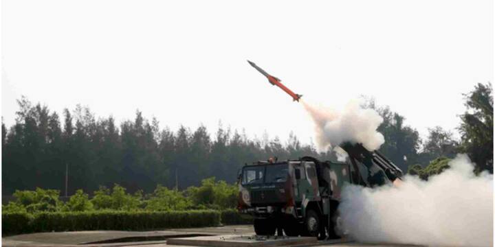 QRSAM यानी क्विक रिएक्शन सरफेस-टू-एयर मिसाइल एक स्वदेशी और उन्नत रक्षा प्रणाली है जिसे DRDO ने भारत इलेक्ट्रॉनिक्स लिमिटेड (BEL) और भारत डायनेमिक्स लिमिटेड (BDL) के सहयोग से विकसित किया है. यह मिसाइल सिस्टम खास तौर पर तेज़ गति से उड़ने वाले दुश्मन के विमानों, ड्रोन और मिसाइलों को तुरंत जवाब देने की क्षमता रखता है.