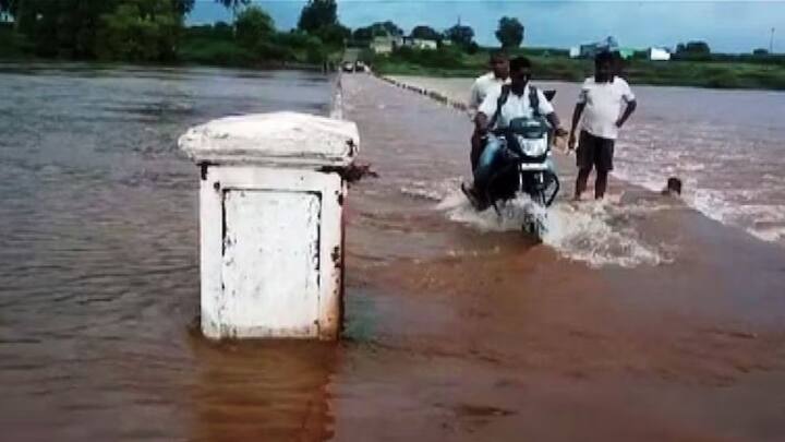 संततधार पावसाने पंचगंगा नदीची पाणी पातळी आज सकाळी दोन फुटांनी वाढली आहे.