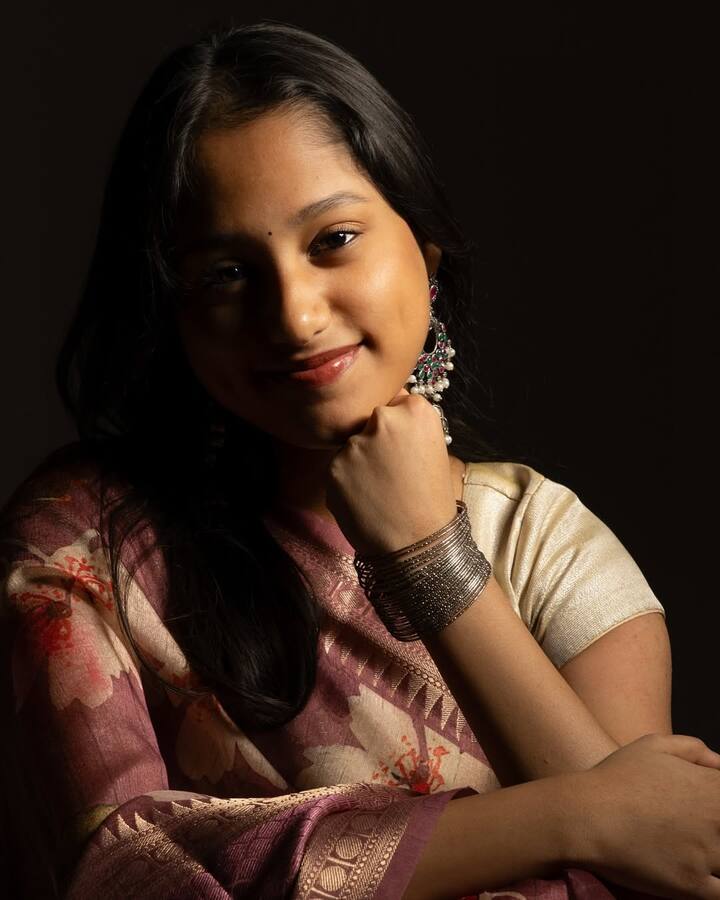 சமீபத்தில் கூட, தேவயானியை மகள் ஜீ தமிழ் தொலைக்காட்சியில் ஒளிபரப்பாகி வரும் சரிகமபா நிகழ்ச்சியில் போட்டியாளராக கலந்து கொண்டு பாடி இன்ப அதிர்ச்சி கொடுத்தார். இவர் குரல்வளத்தை பாராட்டி, நடுவர்களும் இவரை அடுத்த கட்டத்திற்கு தேர்வு செய்தனர்.