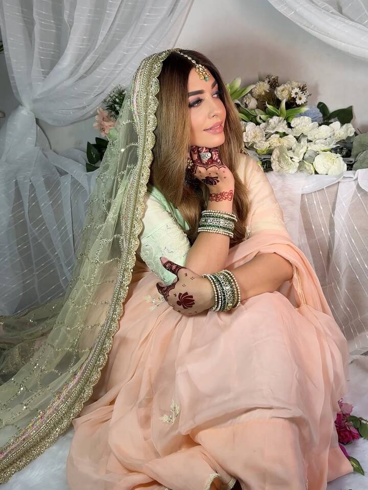 ये हसीना कोई और नहीं बल्कि मेकअप आर्टिस्ट पूजा बत्रा हैं, जिन्होंने हिना खान के ब्राइडल लुक की नकल कर डाली है.