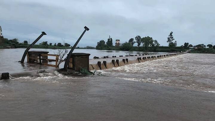 कुंभी मध्यम प्रकल्पातून विद्युतगृहातून 300 क्युसेक विसर्ग सुरु करण्यात आला आहे.
