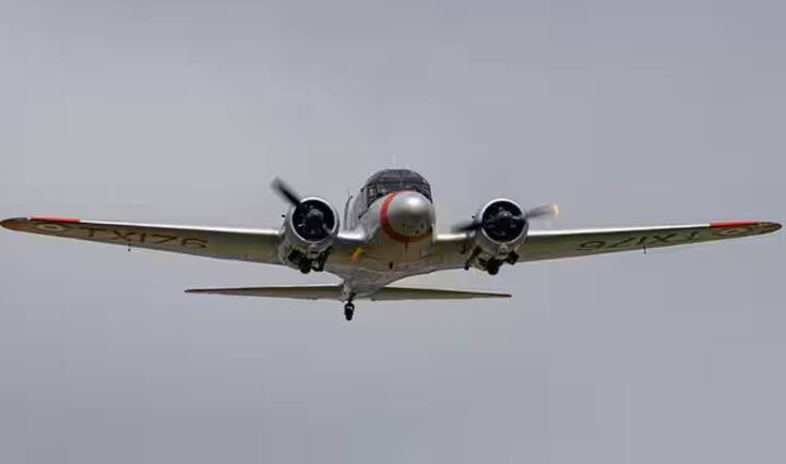 ਜਹਾਜ਼ ਦੇ ਟਾਇਰਾਂ ਦਾ ਪ੍ਰੈਸ਼ਰ ਕਾਰ ਦੇ ਮੁਕਾਬਲੇ ਕਈ ਗੁਣਾ ਜ਼ਿਆਦਾ ਹੁੰਦਾ ਹੈ। ਜਹਾਜ਼ ਦੇ ਟਾਇਰ ਲਗਭਗ 400 ਲੈਂਡਿੰਗਾਂ ਤੱਕ ਸਹੀ ਸਲਾਮਤ ਰਹਿੰਦੇ ਹਨ, ਜਿਸ ਤੋਂ ਬਾਅਦ ਉਨ੍ਹਾਂ ਦੀ ਬਾਹਰੀ ਪਰਤ ਨੂੰ ਬਦਲ ਦਿੱਤਾ ਜਾਂਦਾ ਹੈ।