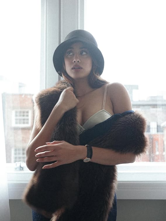 સિલ્વર બ્રાલેટ ફ્લોન્ટ કરતા Janhvi એ આપ્યા બેડ પર પોઝ