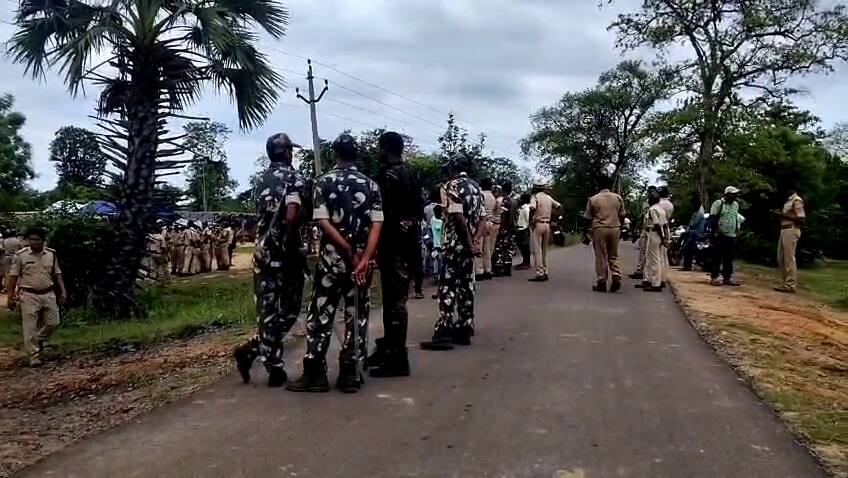 High Tension In Mulugu: సీతక్క ఇలాకాలో జేసీబీ, బుల్డోజర్లతో వెళ్లిన అధికారులు.. కర్రలతో గిరిజనులు అడ్డుకోవడంతో ఉద్రిక్తత