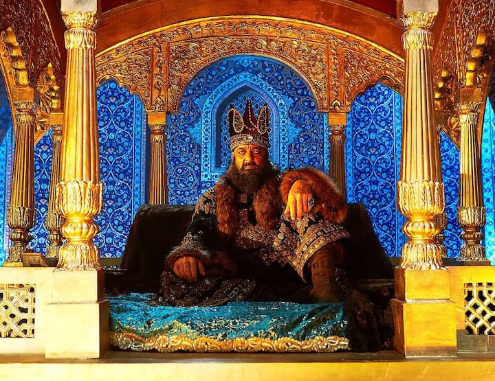 Panipat (2019): In this period, Sanju showed his ruthlessness by playing the role of Afghani emperor. What he had learned from Kancha's strong and scary style, mixed it with royal style here. His heavy look and powerful presence made him the top choice for the Pan-India period villages.
