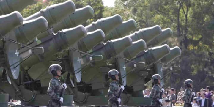 साउथ चाइना मॉर्निंग पोस्ट की एक रिपोर्ट के अनुसार, चीन के वैज्ञानिकों ने चार धातुओं हाफ्नियम, टैंटलम, जिरकोनियम और टंगस्टन को मिलाकर एक अत्यधिक ताप प्रतिरोधी सेरामिक तैयार किया है. यह मैटेरियल 3600°C जैसी अत्यधिक तापमान वाली परिस्थितियों में भी स्थिर रहता है जबकि अमेरिका के फाइटर जेट और SpaceX जैसे स्पेसक्राफ्ट 1300°C के आसपास ही कांपने लगते हैं.