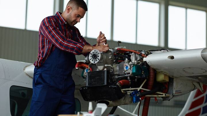 एयरोप्लेन में सर्विस के लिए A Check, C Check और D Check होता है, जो कि एक समय पर की जाती है. इसके अलावा सर्विसिंग का खर्चा  जहाज के साइज, फ्लाइट ऑवर और सर्विस टाइप पर निर्भर करता है.