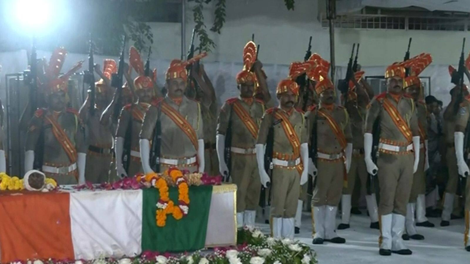 Vijay Rupani Funeral: লন্ডনে মেয়ের কাছে যাওয়ার ইচ্ছে অপূর্ণই রয়ে গেল, পূর্ণ রাষ্ট্রীয় মর্যাদায় শেষকৃত্য সম্পন্ন গুজরাতের প্রাক্তন মুখ্যমন্ত্রী বিজয় রূপাণীর