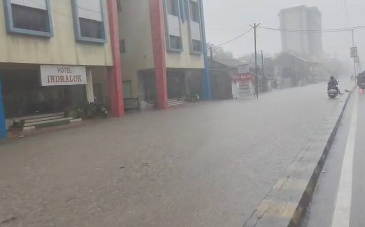 જૂનાગઢ: આજે વહેલી સવારથી જ સૌરાષ્ટ્રમાં મેઘરાજા મન મૂકીને વરસી રહ્યા છે. ત્યારે સતત બીજા દિવસે જૂનાગઢ શહેરમાં વરસાદી માહોલ જોવા મળ્યો છે. જૂનાગઢમાં ભારે પવન સાથે ધોધમાર વરસાદ વરસ્યો છે.