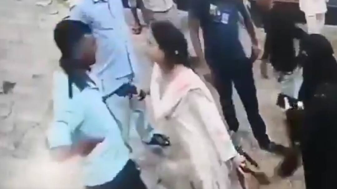 हरदोई में युवती ने पेट्रोल पंपकर्मी पर तानी रिवाल्वर,बोली- इतनी गोली मारूंगी कि घरवाले पहचान नहीं पाएंगे Hardoi girl aims revolver at petrol pump worker says I will shoot so many bullets हरदोई में युवती ने पेट्रोल पंपकर्मी पर तानी रिवाल्वर,बोली- इतनी गोली मारूंगी कि घरवाले पहचान नहीं पाएंगे