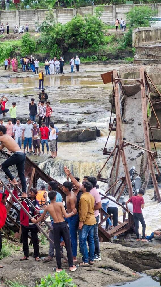 कुंडमळा पूल कोसळला तेव्हा किती पर्यटक उपस्थित होते?