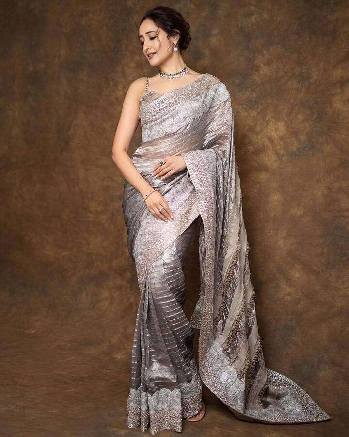 వీటిని చూసిన నెటిజన్లు సూపర్ అంటూ కామెంట్స్ చేస్తున్నారు. 'కంచె' మూవీతో తెలుగు తెరకు పరిచయమైన ఈ ముద్దుగుమ్మ ఎప్పుడూ సోషల్ మీడియాలో యాక్టివ్‌గా ఉంటూ తన ఫోటోస్, బెస్ట్ మూమెంట్స్ షేర్ చేస్తుంటారు.