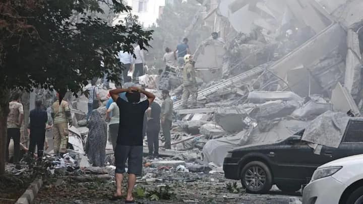 इज़राइल द्वारा ईरान पर किए गए भीषण हवाई हमलों को 72 घंटे बीत चुके हैं, लेकिन तबाही और तनाव का माहौल अभी भी बरकरार है. इन हमलों में अब तक 406 ईरानी नागरिकों और सैन्यकर्मियों के मारे जाने की खबरें सामने आई हैं, जबकि 650 से अधिक लोग घायल बताए जा रहे हैं. हालांकि, ईरान सरकार ने इन आंकड़ों को गलत बताते हुए कहा है कि सिर्फ 224 लोगों की मौत हुई है, जिनमें अधिकांश आम नागरिक हैं.