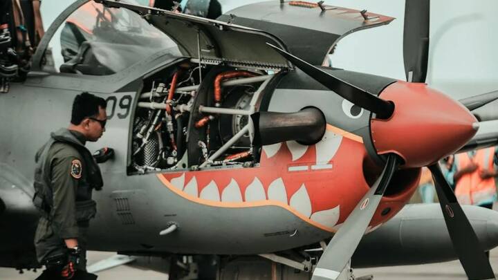 इस जगह पर जहाजों की स्पेशल मेंटेनेंस होती है. यहां पर एयरक्राफ्ट की गहराई से जांच होती है और अगर कोई खामी होती है और उसे रिपेयर किया जाता है.