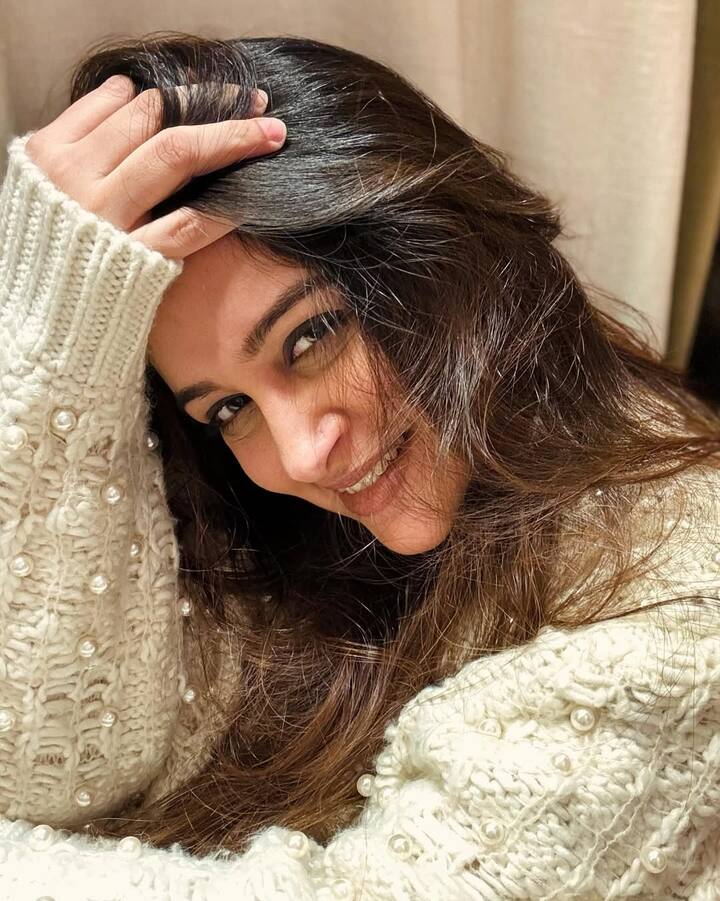 उन्होंने 2010 में टीवी पर डेब्यू किया जब उन्होंने शो नीर भरे तेरे नैना देवी में लक्ष्मी का किरदार निभाया.