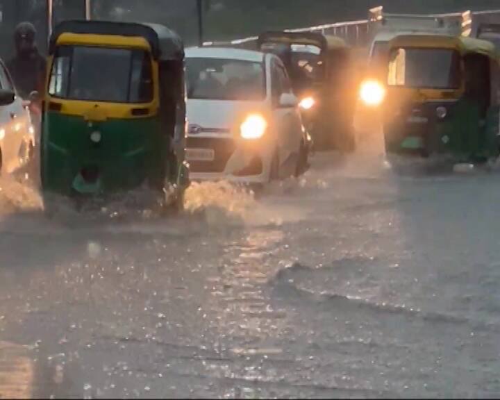 સૌરાષ્ટ્રમાં 3 કલાકમાં ભારે વરસાદની આગાહી કરાઇ છે. ભાવનગર, અમરેલી, રાજકોટ, જૂનાગઢ, પોરબંદર, દ્વારકા, ગીર સોમનાથ, દીવમાં ગાજવીજ સાથે વરસાદની આગાહી કરવામા આવી છે. તે સિવાય સુરત, ભરૂચ, નવસારીમાં ગાજવીજ સાથે વરસાદની આગાહી કરાઇ છે. 3 કલાકમાં દાદરાનગર હવેલીમાં પણ ભારે વરસાદની આગાહી કરાઇ હતી.