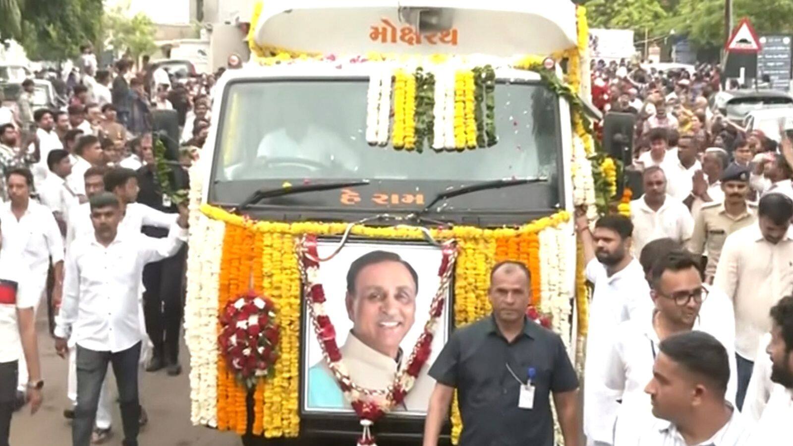 Vijay Rupani Funeral: লন্ডনে মেয়ের কাছে যাওয়ার ইচ্ছে অপূর্ণই রয়ে গেল, পূর্ণ রাষ্ট্রীয় মর্যাদায় শেষকৃত্য সম্পন্ন গুজরাতের প্রাক্তন মুখ্যমন্ত্রী বিজয় রূপাণীর