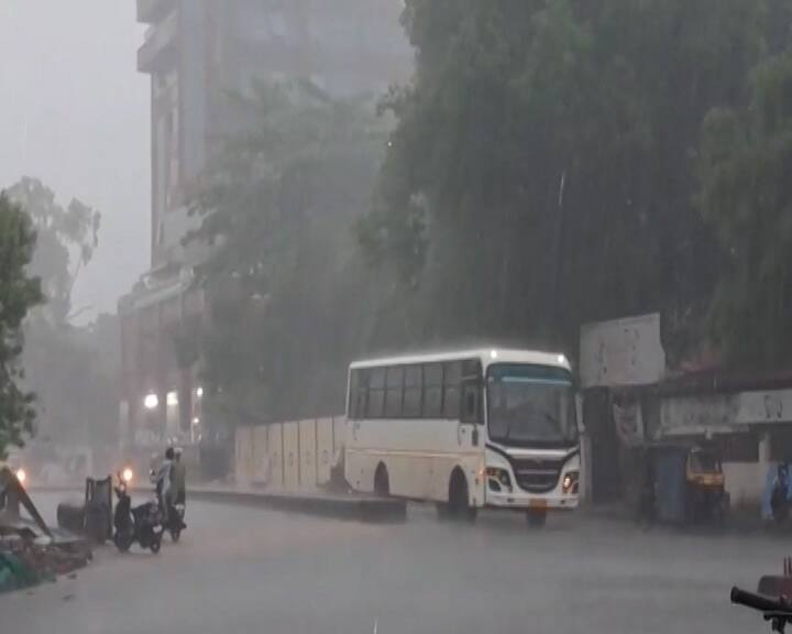 આગામી 20 જૂન સુધી દક્ષિણ ગુજરાત અને સૌરાષ્ટ્રમાં ભારેથી અતિભારે વરસાદની આગાહી કરવામાં આવી છે, જેને પગલે આજે રાજ્યના મોટા ભાગના જિલ્લાઓમાં ધોધમાર વરસાદ વરસી રહ્યો છે.