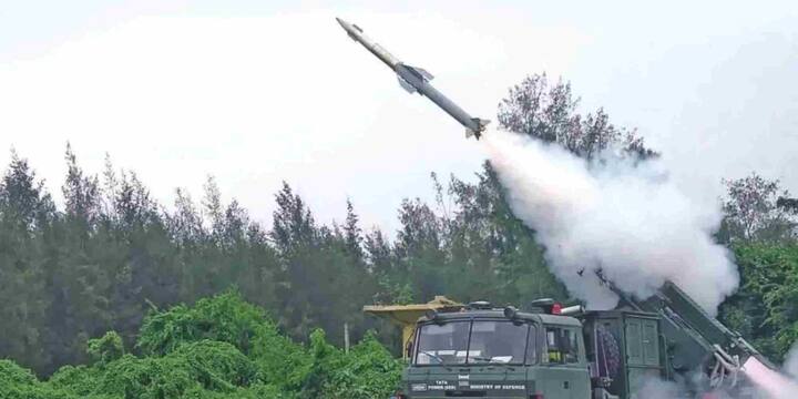 रक्षा मंत्रालय QRSAM मिसाइल की तीन रेजिमेंट्स खरीदने की तैयारी में है जिसके लिए अनुमानित लागत करीब 30,000 करोड़ रुपये होगी. यह सौदा भारत की पश्चिमी और उत्तरी सीमाओं की सुरक्षा को ध्यान में रखते हुए किया जाएगा. प्रस्ताव को जून 2025 के अंतिम सप्ताह में होने वाली DAC बैठक में औपचारिक रूप से मंजूरी के लिए रखा जाएगा.