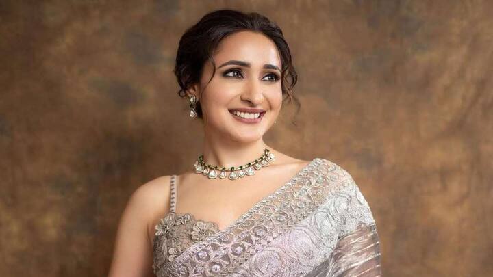 Pragya Jaiswal Latest Photos: హీరోయిన్ ప్రగ్యా జైస్వాల్ తాజాగా చీర కట్టులో ట్రెడిషనల్ లుక్స్‌తో అదరగొట్టారు. ఇటీవల మోడ్రన్ డ్రెస్‌లో ఫోజులిచ్చిన ఆమె తాజాగా శారీలో క్యూట్ లుక్స్‌తో మెస్మరైజ్ చేశారు.