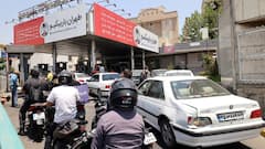 PHOTOS: इजरायली बमबारी से कांपा ईरान, पेट्रोल के लिए लंबी-लंबी लाइनें, बॉर्डर पर दौड़ते लोग, हैरान कर देंगी ये तस्वीरें