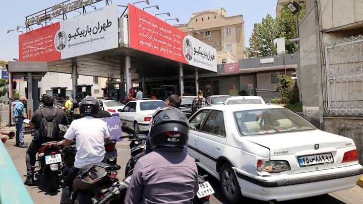 ईरान की राजधानी तेहरान में हालात तेजी से बिगड़ते जा रहे हैं. रविवार तड़के इज़राइल द्वारा किए गए मिसाइल हमलों में शहर के दो प्रमुख ईंधन डिपो को निशाना बनाया गया. इन धमाकों के बाद राजधानी में अफरा-तफरी मच गई. पेट्रोल और डीजल की संभावित किल्लत को देखते हुए लोग सुबह होते ही पेट्रोल पंपों पर टूट पड़े. कई इलाकों में पेट्रोल पंपों के बाहर लंबी-लंबी कतारें देखी गईं. ड्राइवरों को घंटों लाइन में खड़ा रहना पड़ा, लेकिन कई जगहों पर ईंधन खत्म होने की खबरें भी सामने आईं.